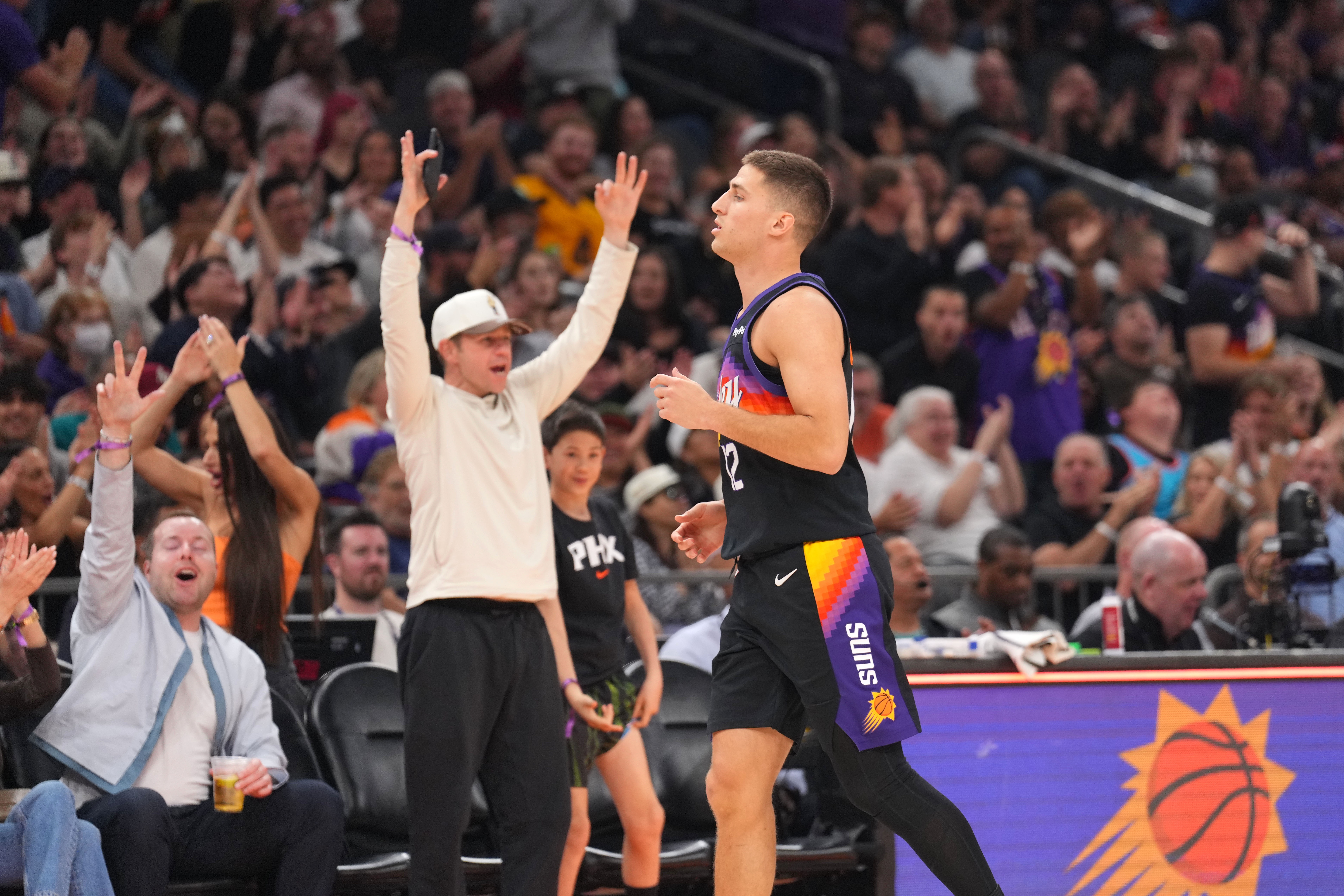 B体育下载-吉莱斯皮达成单赛季200记三分球！太阳队史第五人！